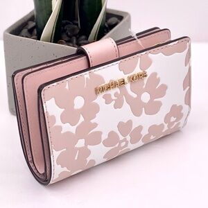 Michael Kors Jet Set Medium Floral Print
Bi-Fold Wallet